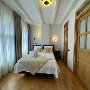 https://amsterdam-bnb.amsterdamhotelsnl.com